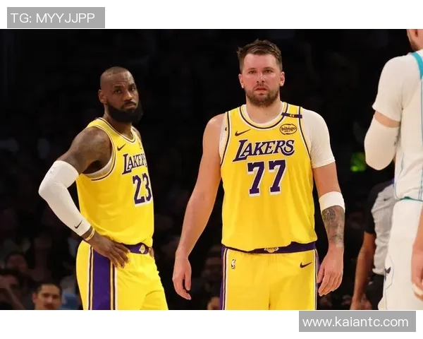 湖人对阵黄蜂精彩第三节全场回放分析与精彩瞬间回顾 湖人对阵黄蜂精彩第三节全场回放分析与精彩瞬间回顾